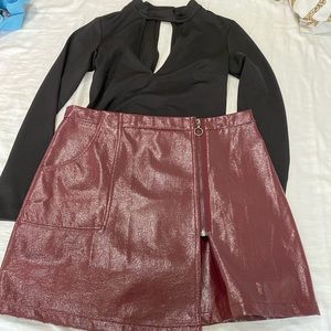 Bodysuit negro y falsa de piel burgundy $8